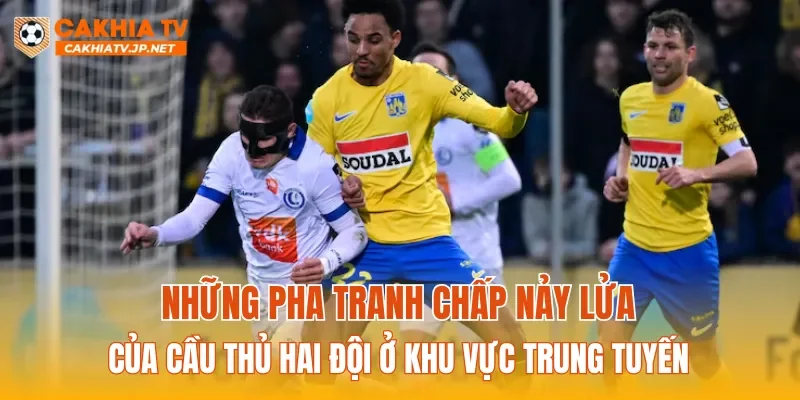 Những pha tranh chấp nảy lửa của cầu thủ hai đội ở khu vực trung tuyến